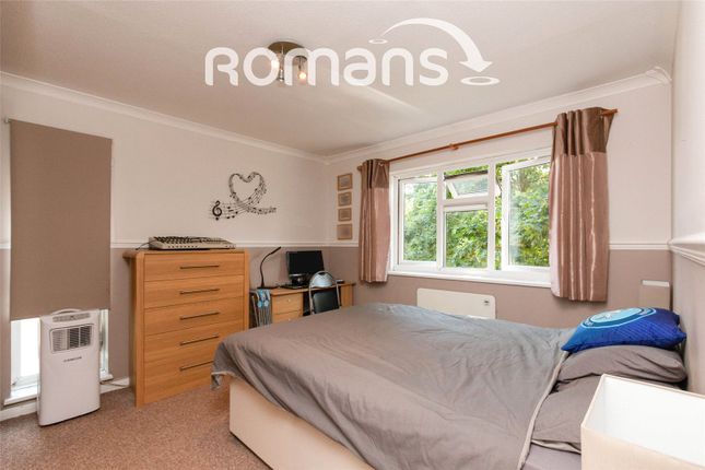 18, Bartons Way, Farnborough photo 3