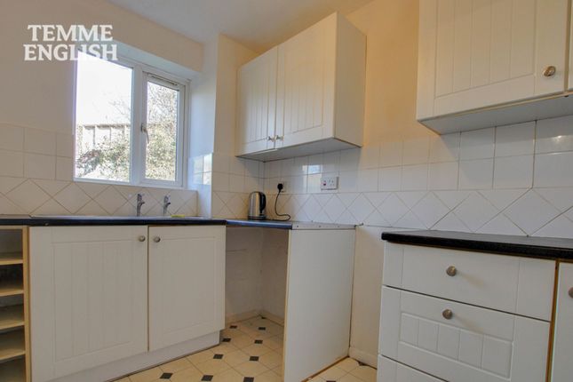 35 Chestnut Road, Basildon photo 4