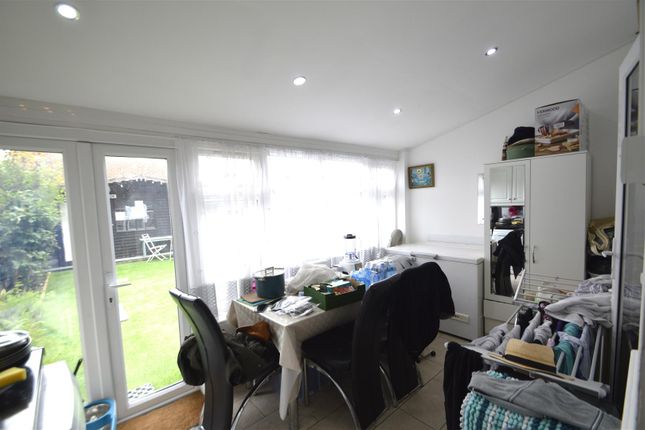 25, Arnold Road, Dagenham photo 3