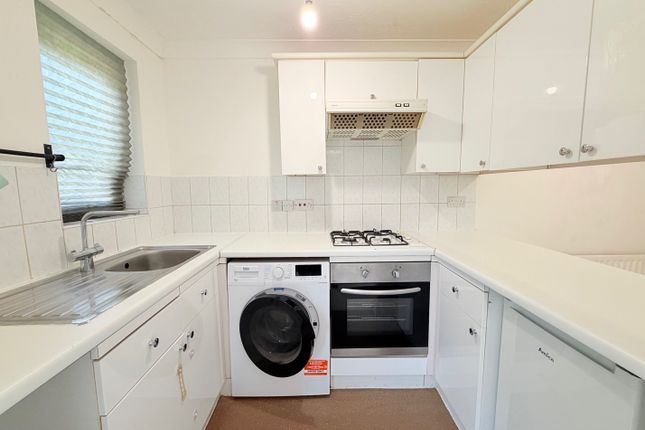 32, Cedar Wood Drive, Watford photo 2