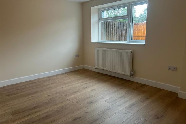 27, Ring Road, Leeds photo 5