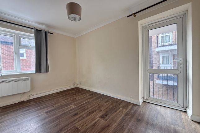 Chichester Court, SLOUGH photo 3