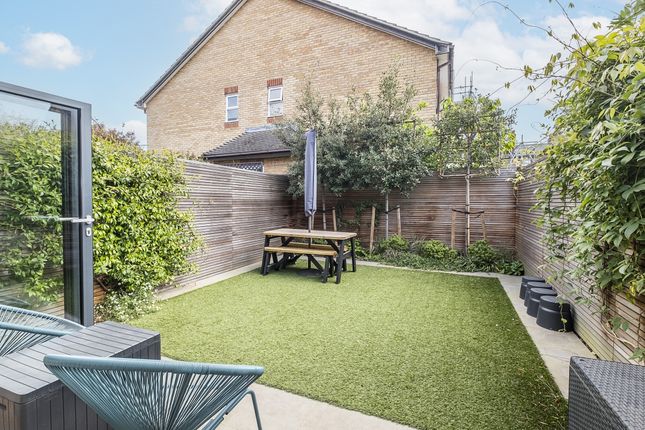 Terraced house to rent in Wycliffe Road, London