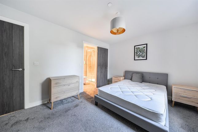 Flat 49 Steel House, The Metalworks, Petersfield Avenue, Slough photo 3