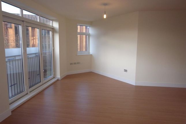 Flat to rent in Goldsworth Road, Woking, Surrey