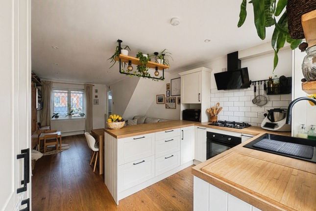 6, Weywood Close, Surrey photo 3