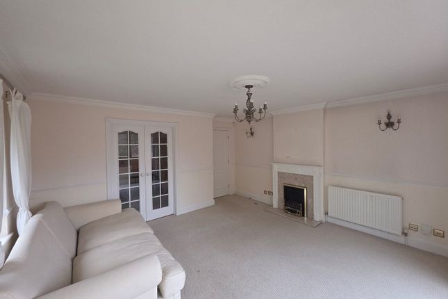 18 Dellwood Park, Caversham, Reading photo 2