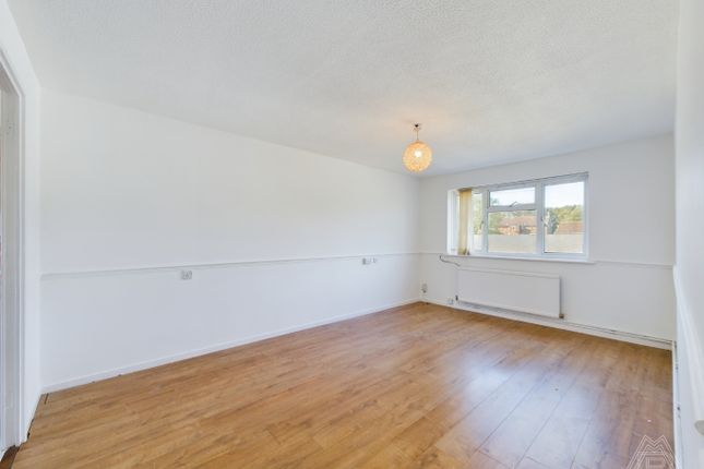22, Dale Close, South Ockendon photo 3