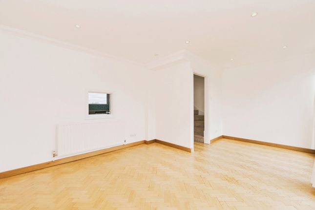 Flat Flat 12, Park Gate Court, High Street, Hampton photo 3