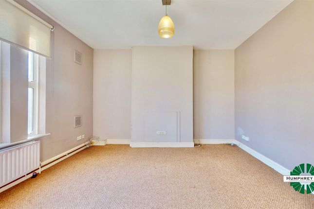 Flat to rent in Bruce Road, London