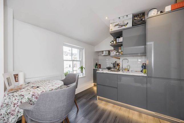 Flat to rent in Upper Street, Islington