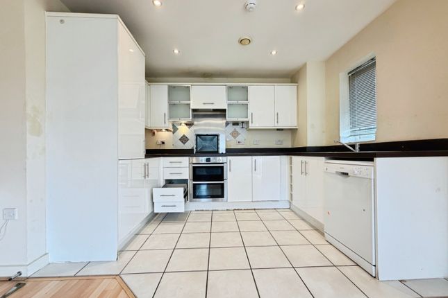 Greenbank Court, 39, Lanadron Close, Isleworth photo 2