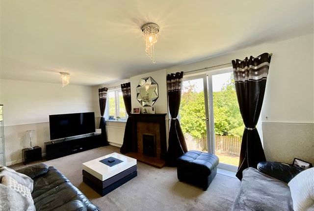 128, Meadow Gate Avenue Sothall, Sheffield photo 4