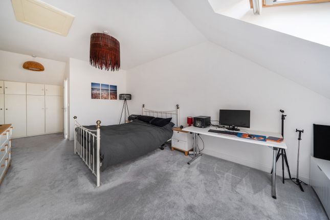 42, Windsor Crescent, Berkshire photo 4