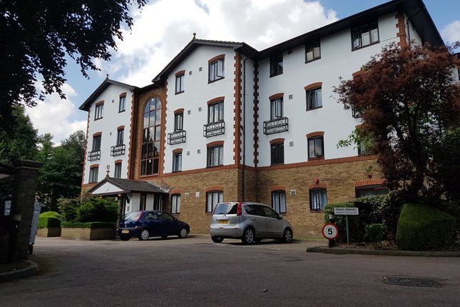2 bed flat to rent in The Beeches, Hounslow