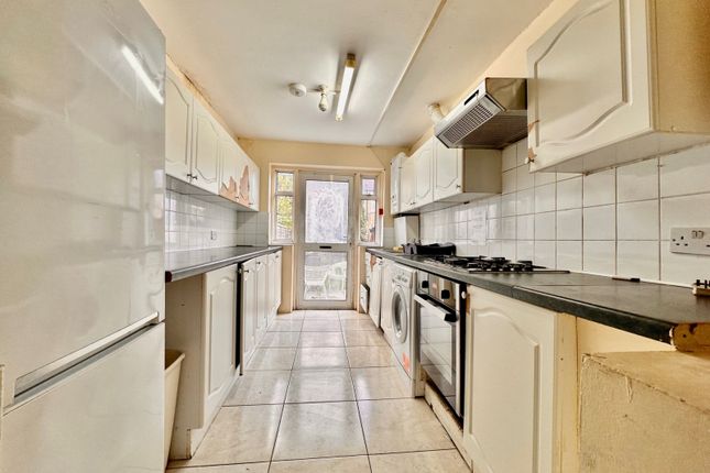 Thumbnail Terraced house to rent in 62 Undine Street SW178Pr