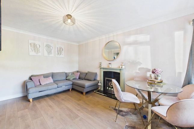 13, Beech Grove, Addlestone photo 3