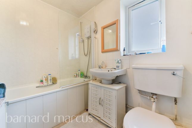 395, Redford Close, FELTHAM photo 4
