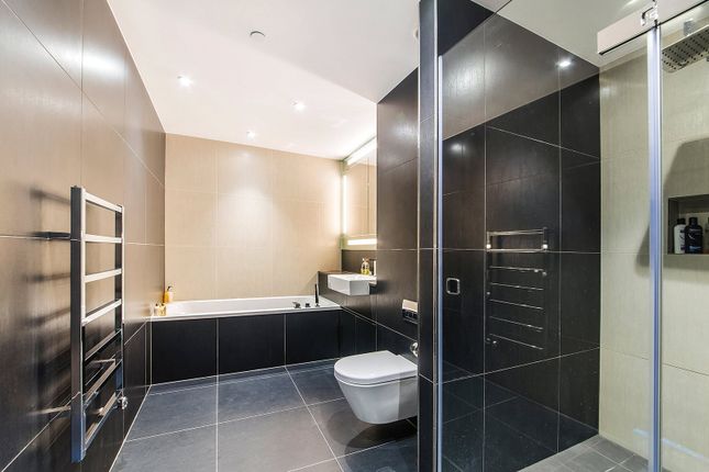 Flat for sale in Catalina House, 4 Canter Way