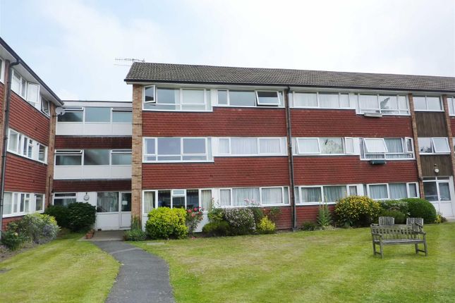 Thumbnail Flat to rent in Master Close, Oxted