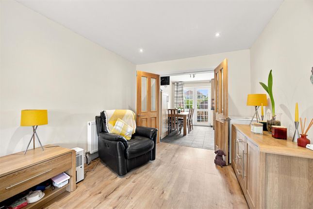 19, Chaucer Avenue, Hayes photo 3