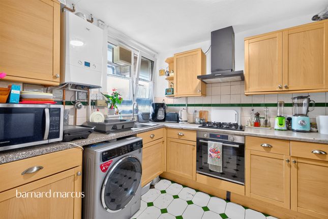 Flat 87, Dovet Court, Mursell Estate, London photo 3