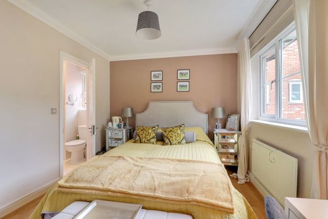 Walnut Tree House, Thorndown Lane, Windlesham photo 4