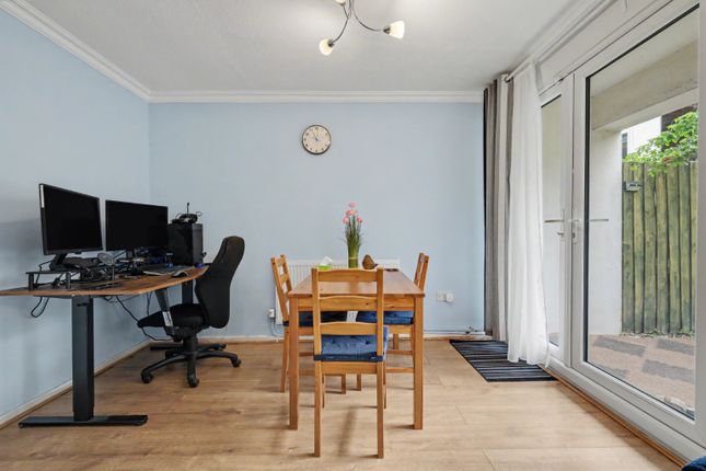 6 Oldwyk, Basildon, Essex photo 4