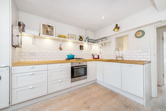 Flat to rent in Kensington High Street, London