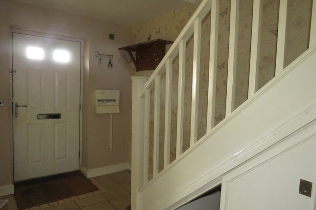 31, Kingfisher Close, Wellingborough photo 2