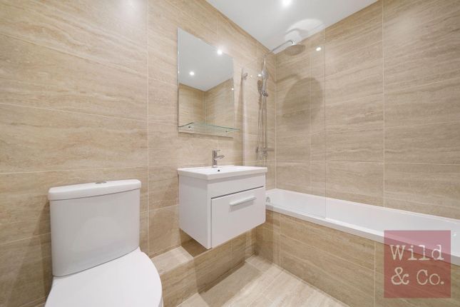 Flat 104, 172, Landmark Heights, Daubeney Road, London photo 3