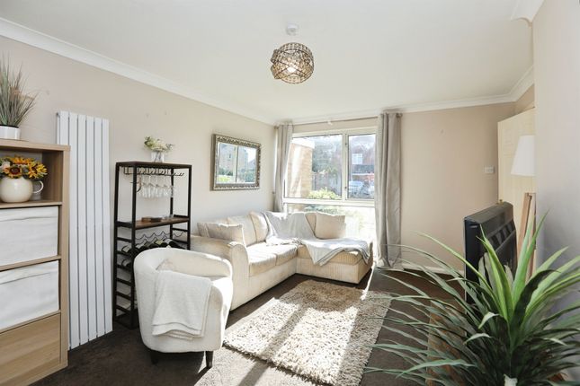 13, Heather Close, Crawley photo 2