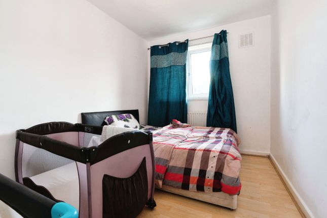 Flat for sale in Usk Street, London