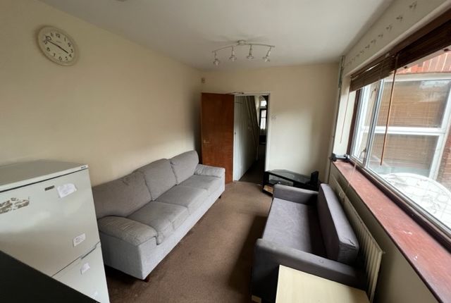 110 Broadlands Rd, Southampton photo 3