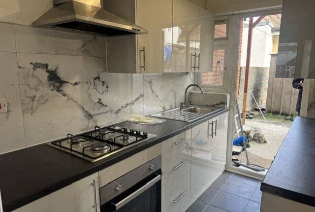 Woodside Close, Wembley photo 5