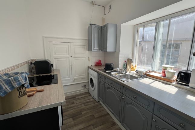 Flat 2, 2, High Street, Wincanton photo 3
