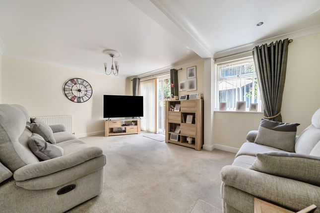 14, millers Close, Essex photo 3