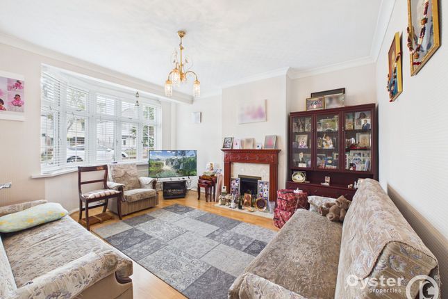 18 Chadacre Avenue, Ilford photo 2