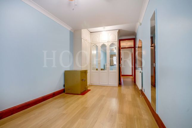 Flat to rent in Prout Grove, London