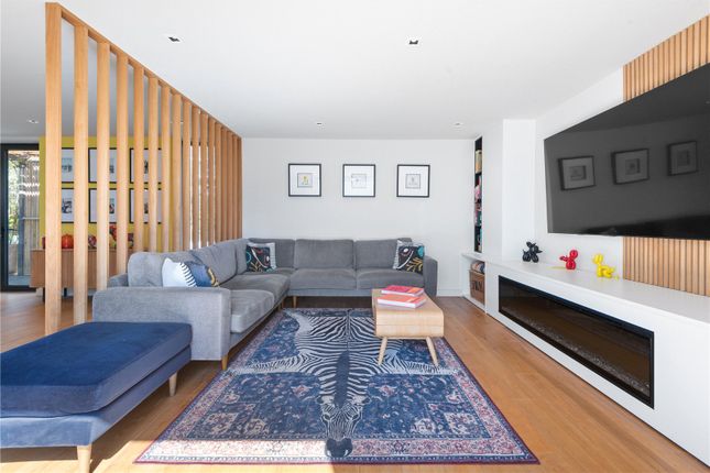2, Plum Tree Mews, London photo 4