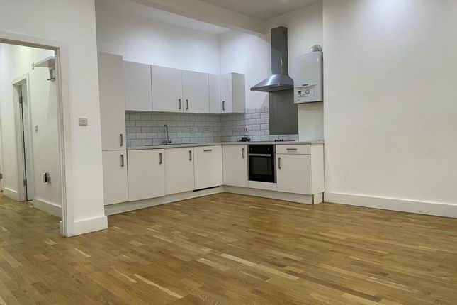 Flat to rent in Tooting High Street, London