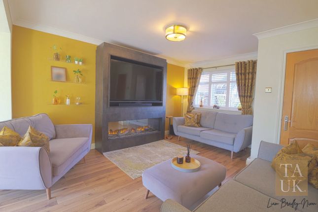 8, Magpie Close, Manchester photo 3