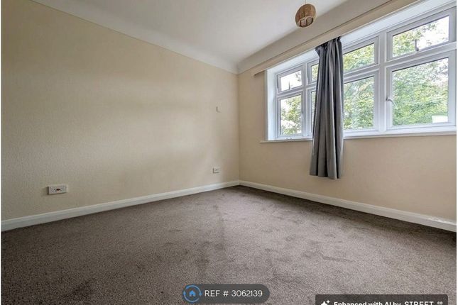 Flat, Bassett Court Bassett Avenue, Southampton photo 4