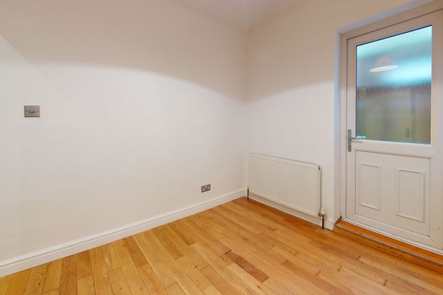 Flat for sale in Deacon Road, London