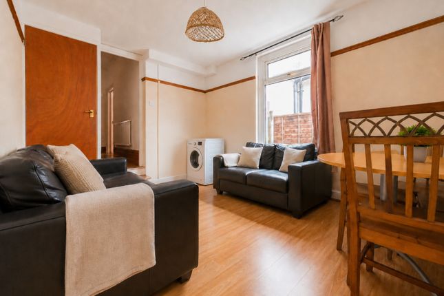 24, Dogfield Street, Cardiff photo 2