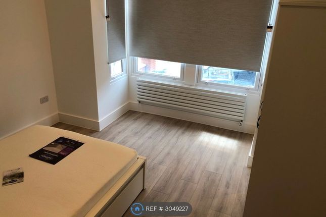 Flat, Second Avenue, London photo 4