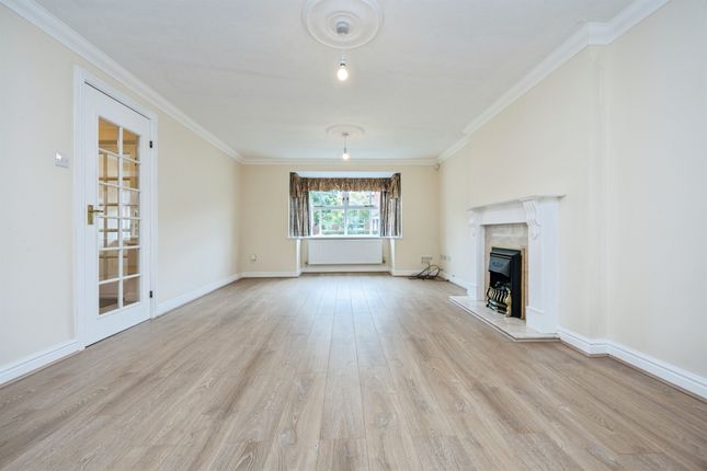 34, Eagle Gardens, Bedford photo 2