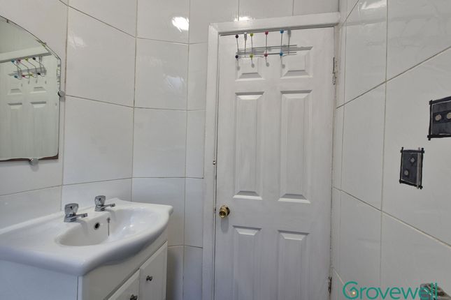 11 Grassfield Avenue, Salford photo 4