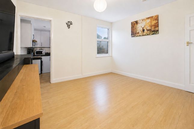 27a Hazelwick Road, Crawley photo 4