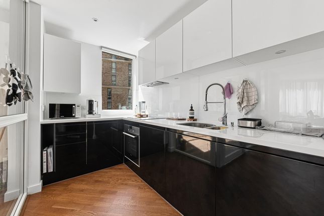 62 Discovery Tower 1, Terry Spinks Place, London photo 4